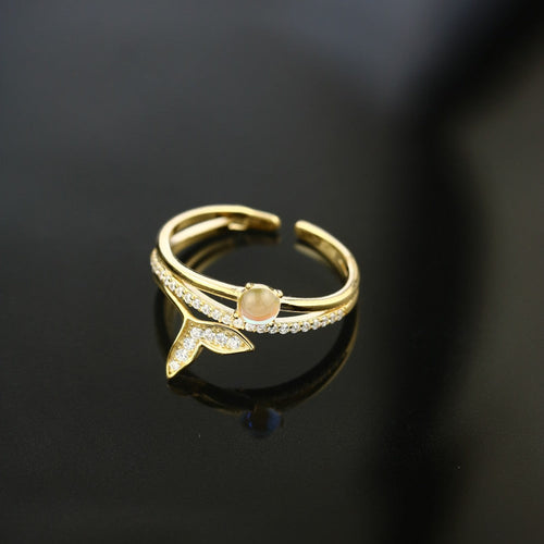 A 925 silver engagement ring featuring a crown of zircon stones, adding a touch of elegance and luxury.