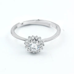 A 925 silver ring with an ice-crushed aquamarine stone and a floral design, perfect for spring or summer wear.