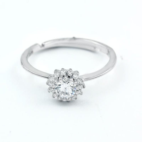 A 925 silver ring with an ice-crushed aquamarine stone and a floral design, perfect for spring or summer wear.