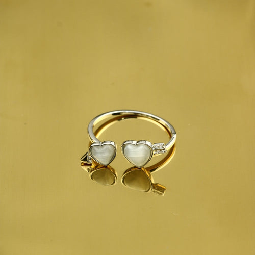 A 925 silver ring with a heart design, perfect for gifting to someone you love or for personal expression.