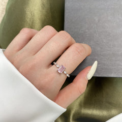 A 925 silver ring set with a pink zircon, ideal for a soft and feminine look.