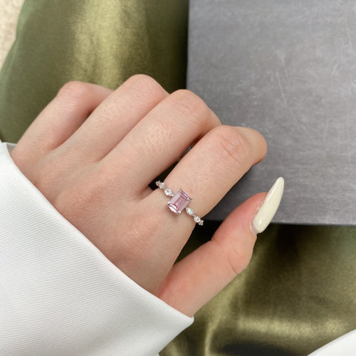 A 925 silver ring set with a pink zircon, ideal for a soft and feminine look.