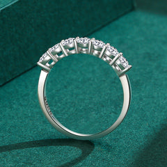 A 925 silver engagement ring with zircon stones, offering a timeless and elegant design.