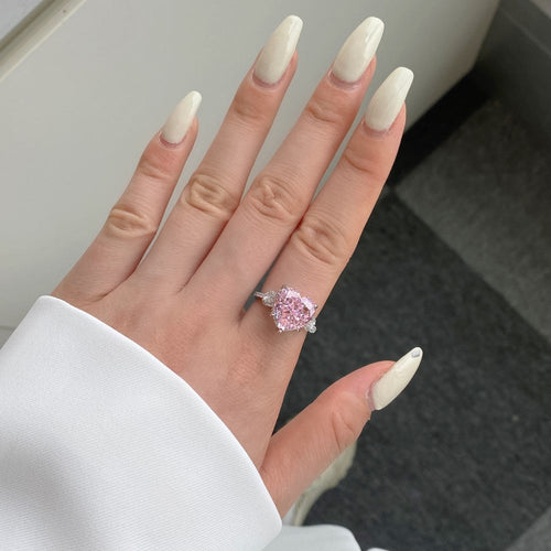 A 925 silver ring set with a light purple stone, perfect for adding a touch of color and refinement.