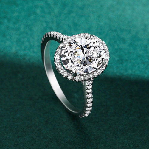 A sleek 925 silver ring with an elegant oval shape, perfect for everyday wear or special occasions.