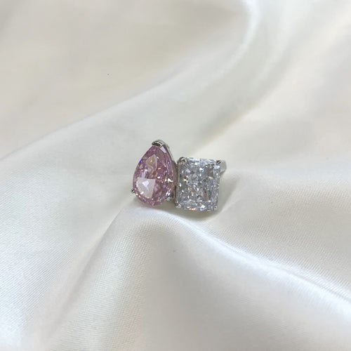 A 925 silver ring with a pink ice-crushed texture and zircon accents, perfect for an elegant, sparkling look.
