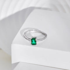 A 925 silver ring with a green stone, ideal for adding a touch of nature and elegance to your outfit.