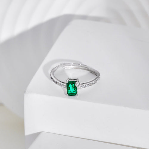 A 925 silver ring with a green stone, ideal for adding a touch of nature and elegance to your outfit.